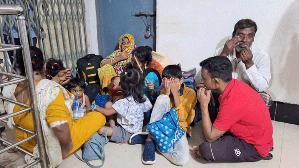 সাতক্ষীরা সীমান্ত দিয়ে ফেরত আসা ১০ বাংলাদেশিকে পরিবারের কাছে হস্তান্তর