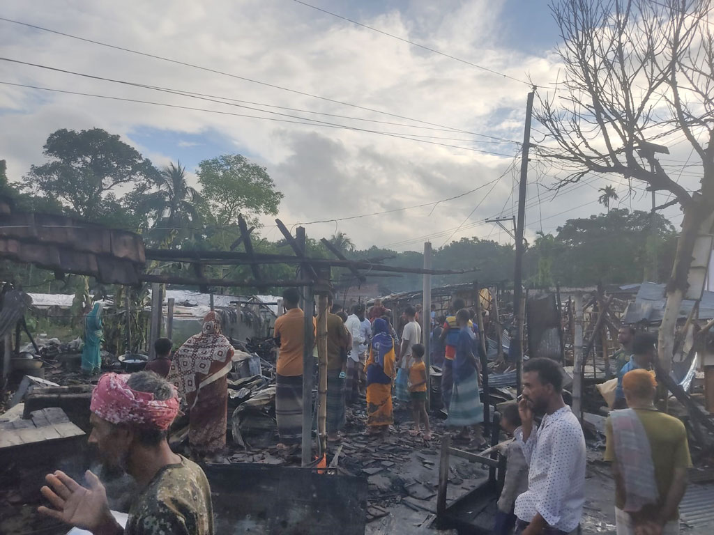 রাতের আঁধারে পুড়ল আটটি দোকান