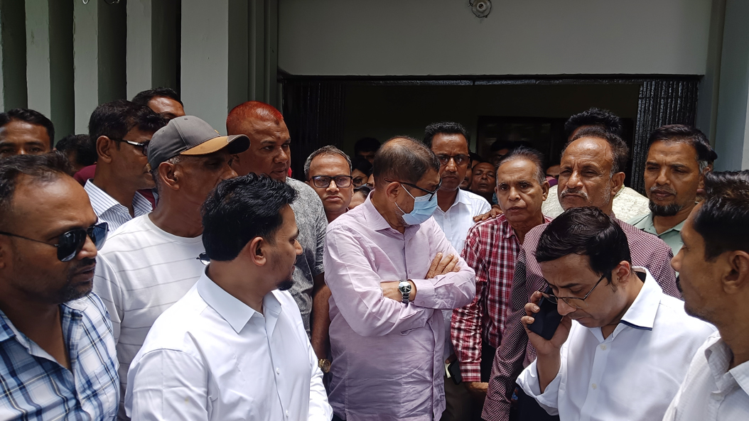 তালা স্বাস্থ্য কমপ্লেক্স আকস্মিক পরিদর্শনে স্বাস্থ্যমন্ত্রী, ১০০ শয্যায় উন্নীত করার ঘোষণা