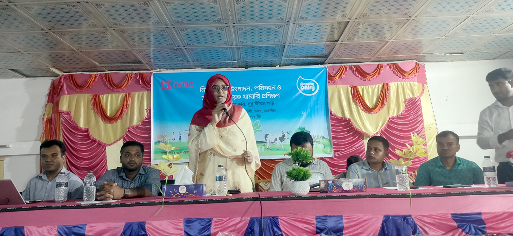 নিরাপদ দুধ উৎপাদনে ব্র্যাক ডেইরির প্রশিক্ষণ কর্মশালা, ১০০ খামারিকে মিল্ক ক্যান প্রদান