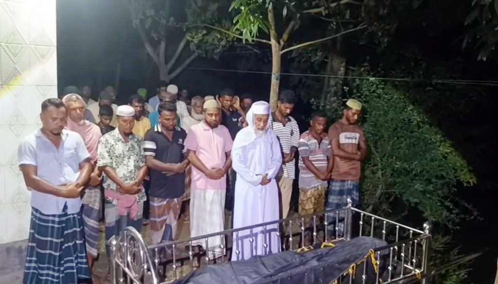গভীর রাতে পারিবারিক কবরস্থানে দাফন গাজী নজরুলের দ্বিতীয় স্ত্রী মরিয়মের