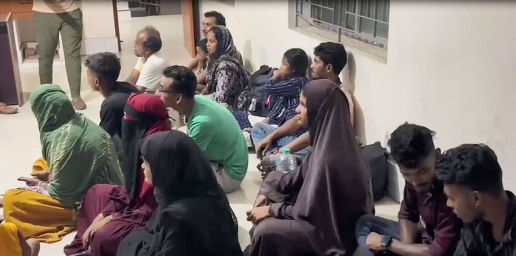 সাতক্ষীরা সীমান্ত দিয়ে ফেরত আসা ১৬ জনকে পরিবারের কাছে হস্তান্তর