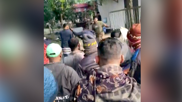 পুলিশ ফাঁড়িতে হামলা চালিয়ে আটক ব্যক্তিকে ছিনতাই, আহত ২