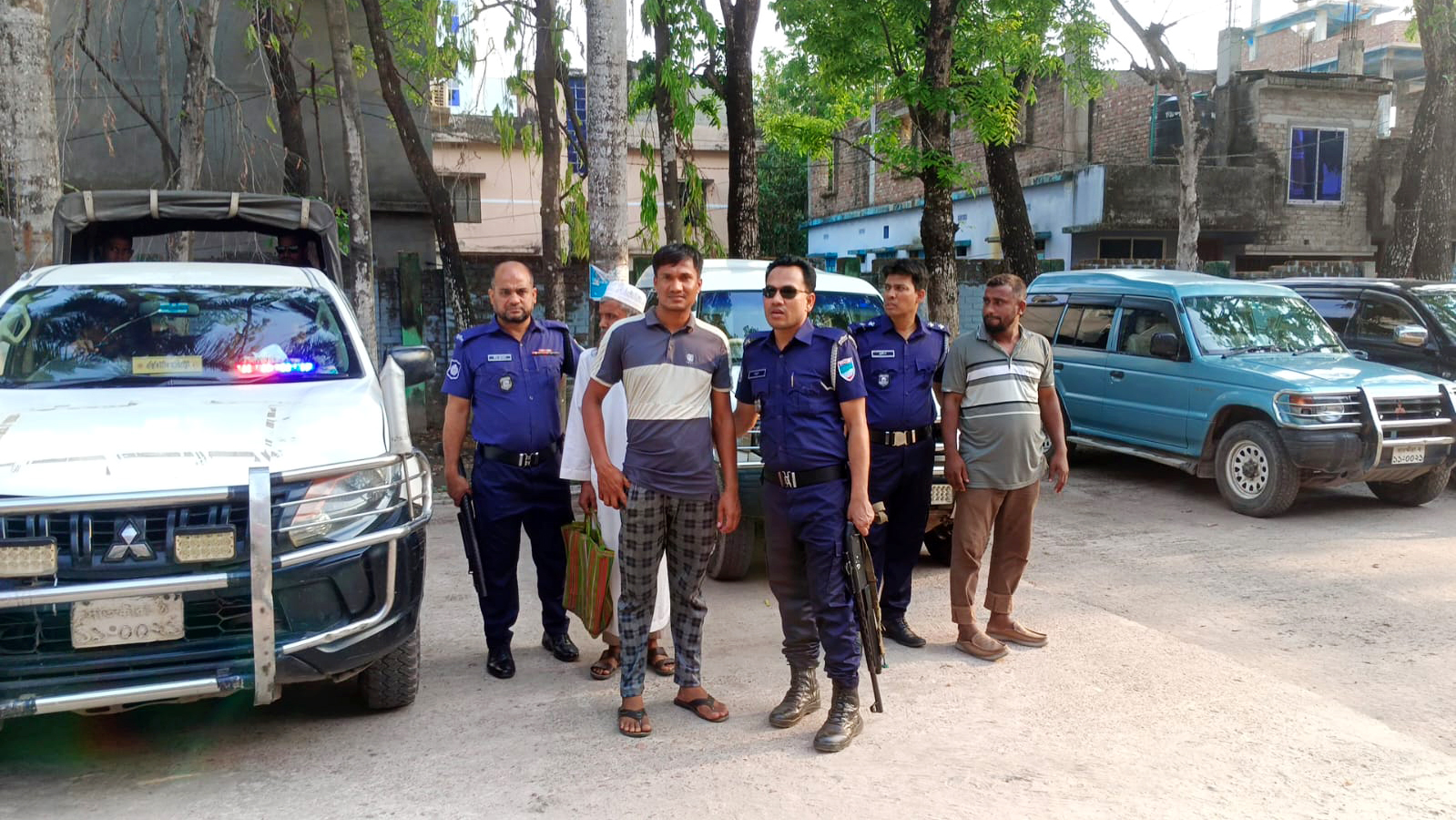 ৯৯৯-এ কল পেয়ে ৭ হাজার লিটার পেট্রলসহ লরি জব্দ, আটক ৪