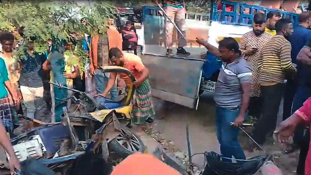 সাতক্ষীরায় যাত্রীবাহী বাস উল্টে নিহত ১, আহত ৭