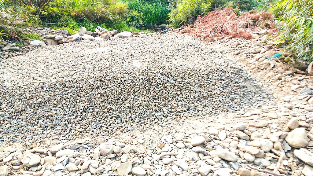 বান্দরবানের থানচি: সাঙ্গুর পাথর অবাধে লুট