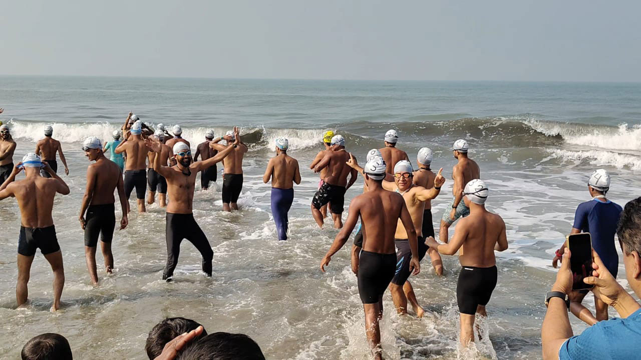 টেকনাফ থেকে বাংলা চ্যানেল পাড়ি দিচ্ছেন ৩৫ সাঁতারু