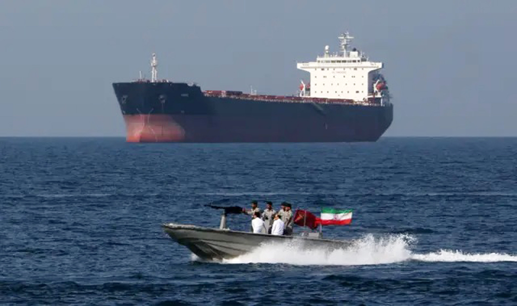 হরমুজ প্রণালিতে তেল পরিবহন স্থগিত করল কিছু কোম্পানি, বিশ্ববাজারে সংকটের শঙ্কা