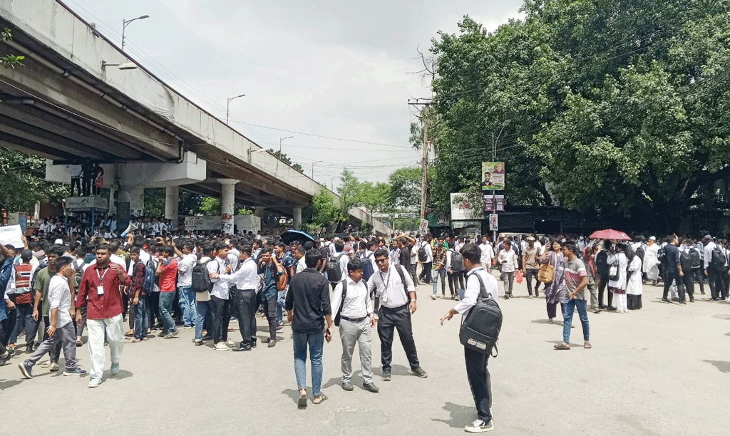৬ দফা দাবিতে পলিটেকনিক শিক্ষার্থীদের সড়ক অবরোধ। ছবি: আজকের পত্রিকা
