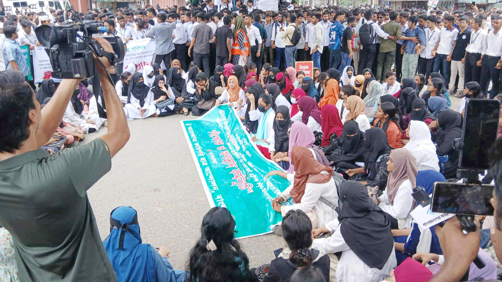 পলিটেকনিকের শিক্ষার্থীদের রাজধানীর সাত রাস্তা মোড় অবরোধ, যান চলাচল বন্ধ