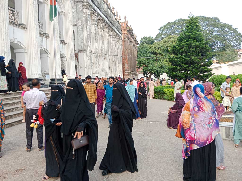 বালিয়াটি জমিদারবাড়িতে দর্শনার্থীদের উপচে পড়া ভিড়
