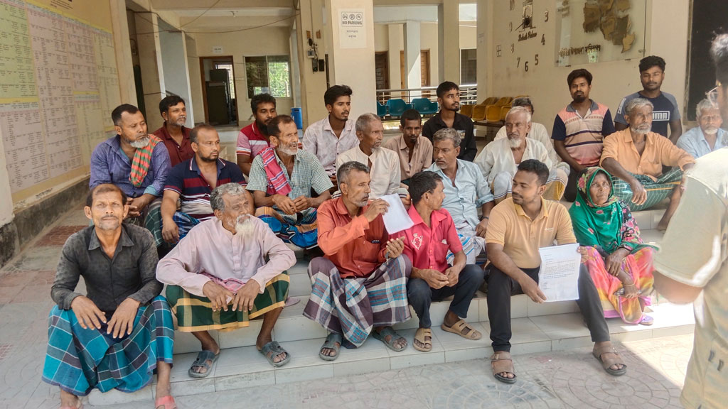 ভাটার ধোঁয়ায় নষ্ট ফসল, ক্ষতিপূরণ দাবিতে ইউএনও অফিসে অবস্থান কৃষকদের
