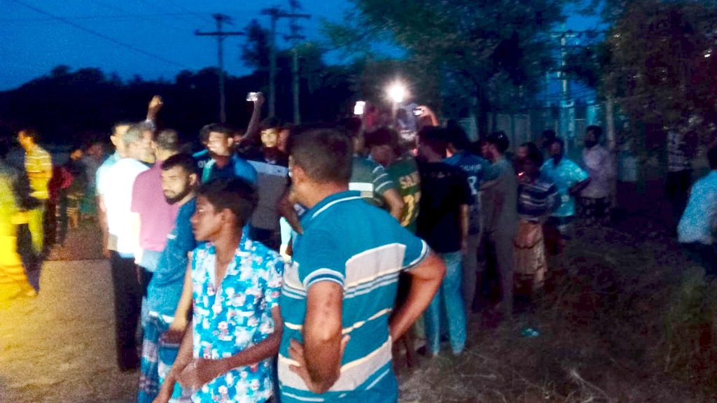 লোডশেডিংয়ে অতিষ্ঠ গ্রাহক: সাটুরিয়ায় পল্লী বিদ্যুতের সাবস্টেশন ঘেরাও