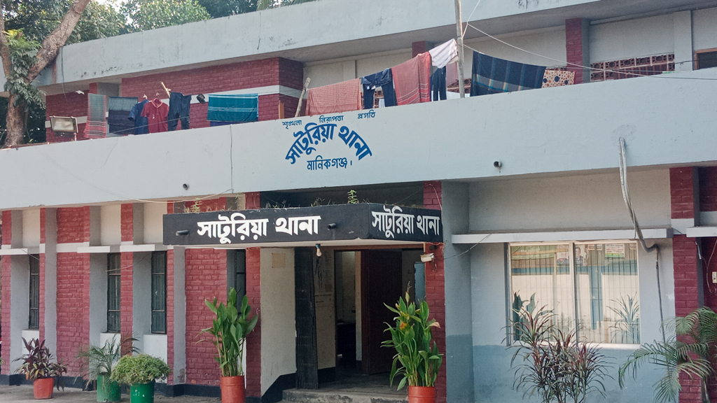সাটুরিয়ায় বৃদ্ধাকে হত্যার অভিযোগ: ছেলে, পুত্রবধূ ও নাতি গ্রেপ্তার