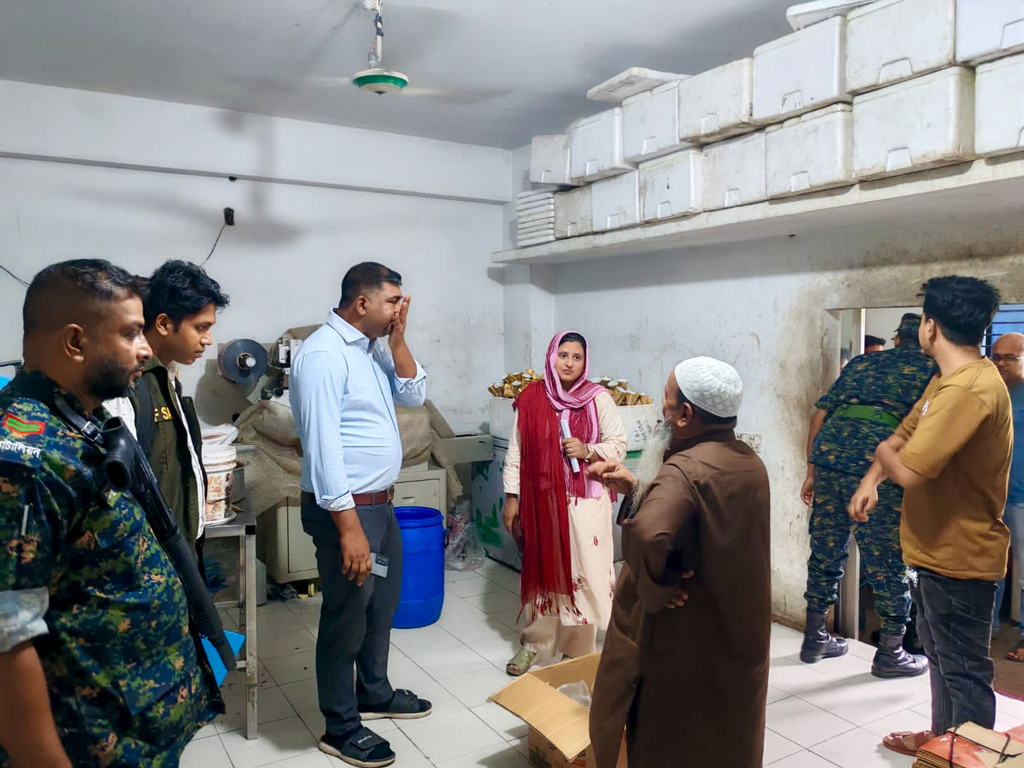 বিএসটিআইয়ের লোগো জালিয়াতি ও ‘মিল্ক ভিটা’র নাম অনুকরণ: সাটুরিয়ার আইসক্রিম কারখানাকে জরিমানা