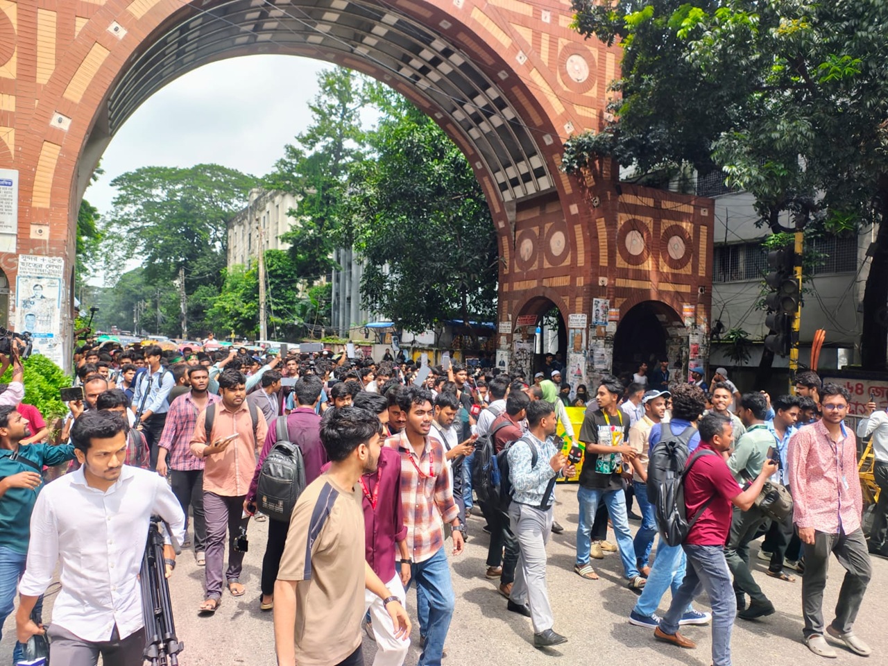 তিন দফা দাবি নিয়ে ঢাকা শিক্ষাবোর্ডে যাত্রা শিক্ষার্থীদের একাংশের