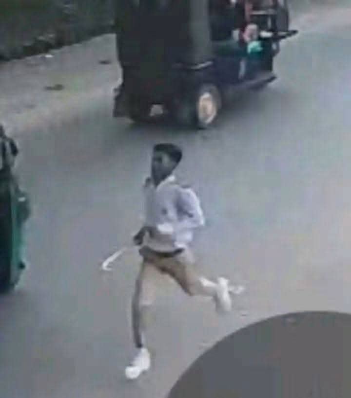 শাসন করায় রাস্তায় গাছের ডাল দিয়ে শিক্ষককে পেটাল সপ্তম শ্রেণির ছাত্র