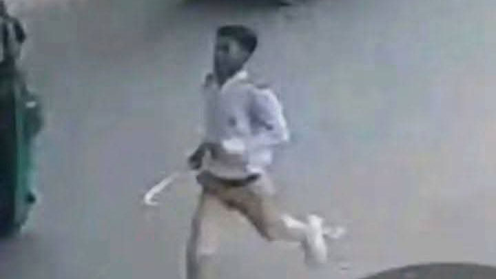 শাসন করায় রাস্তায় গাছের ডাল দিয়ে শিক্ষককে পেটাল সপ্তম শ্রেণির ছাত্র