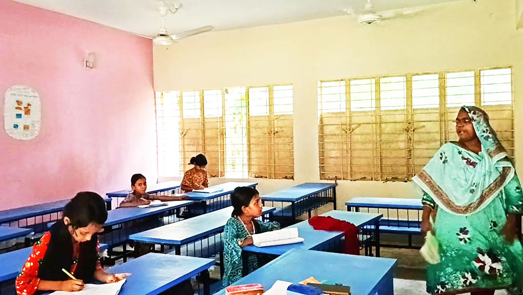 পাঁচ শিক্ষকের বিদ্যালয়, তিন ক্লাস মিলিয়ে হাজির ৬ শিশু