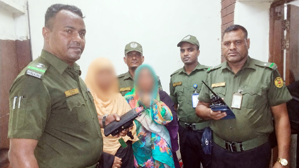 সোহরাওয়ার্দী হাসপাতালে রোগীর চেইন নিয়ে পালানোর সময় ২ নারী আটক