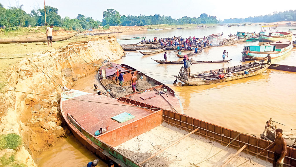 চলছে বালু লুটের মহোৎসব