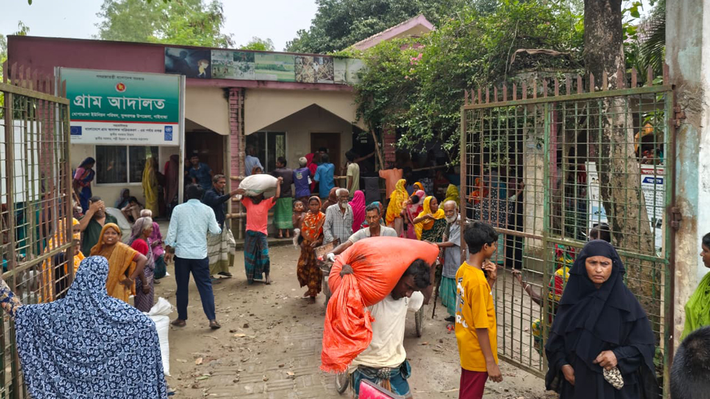 সুন্দরগঞ্জে ভিজিএফের চাল বিতরণ, বস্তায় ২ থেকে ২২ কেজি পর্যন্ত চাল কম
