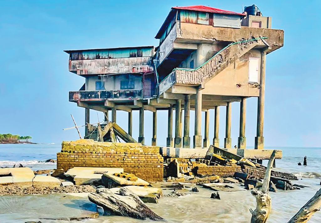 ভাঙছে উপকূলের ঢাল সুন্দরবন