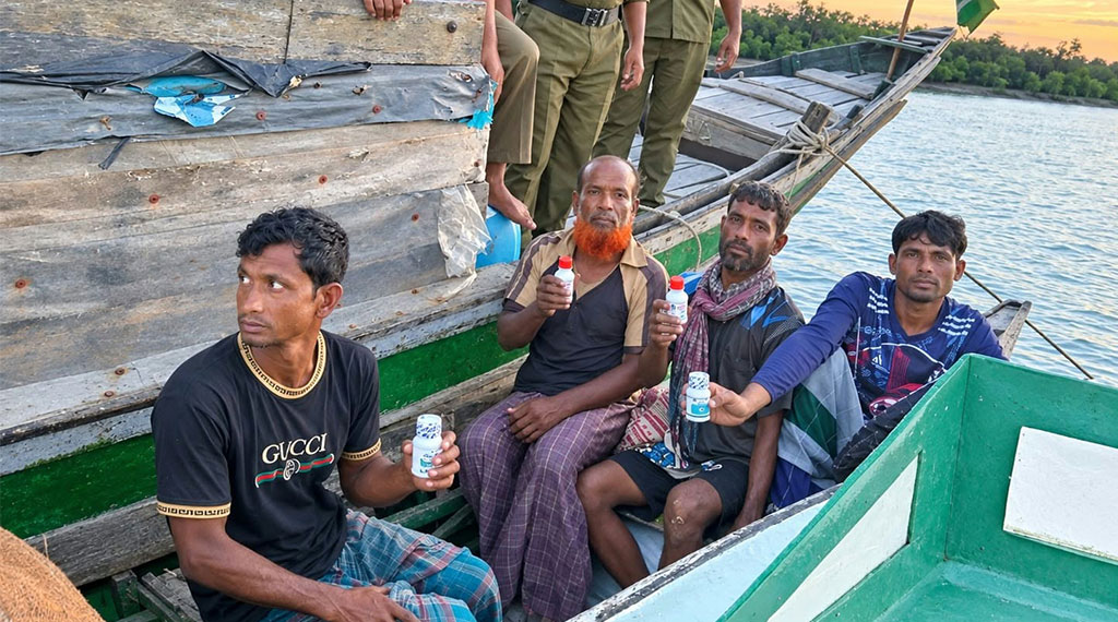 সুন্দরবনে বিষ দিয়ে মাছ শিকার, চার জেলে কারাগারে