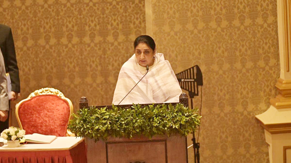 মহারাষ্ট্রের উপমুখ্যমন্ত্রী হিসেবে শপথ নিলেন অজিত পাওয়ারের স্ত্রী সুনেত্রা