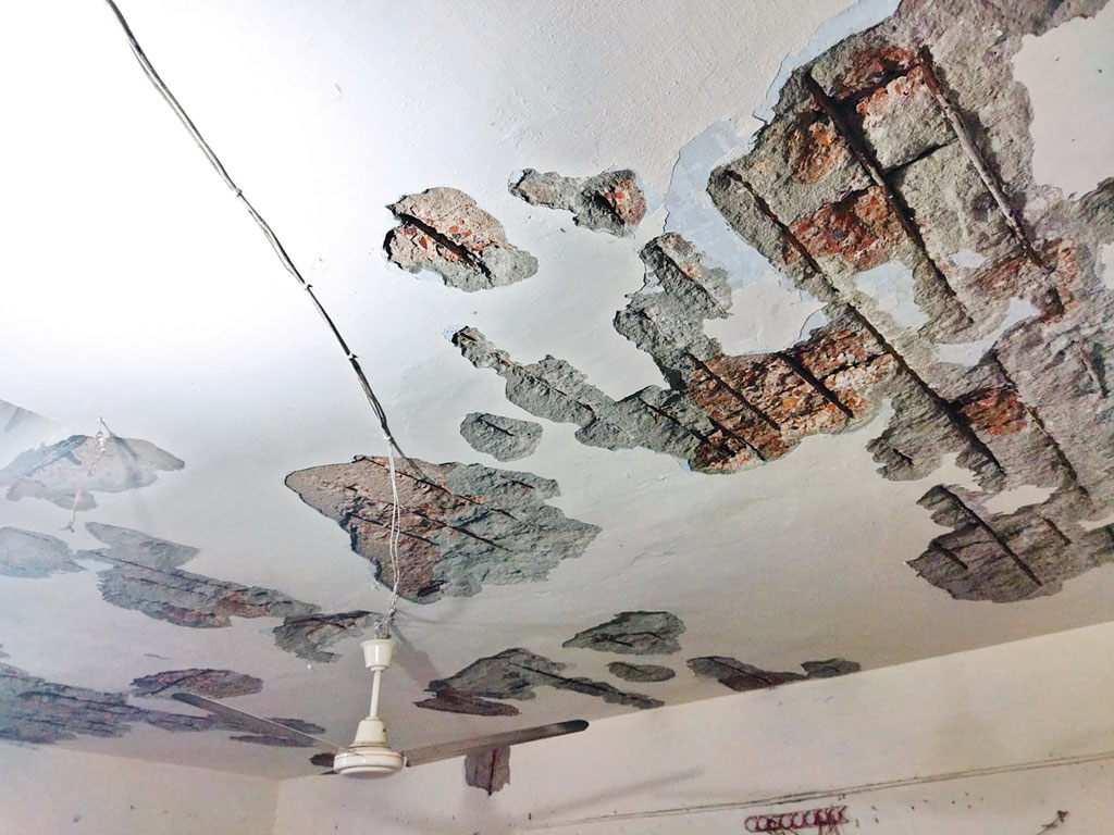 পুরোনো ভবনে শঙ্কায় ছাত্ররা