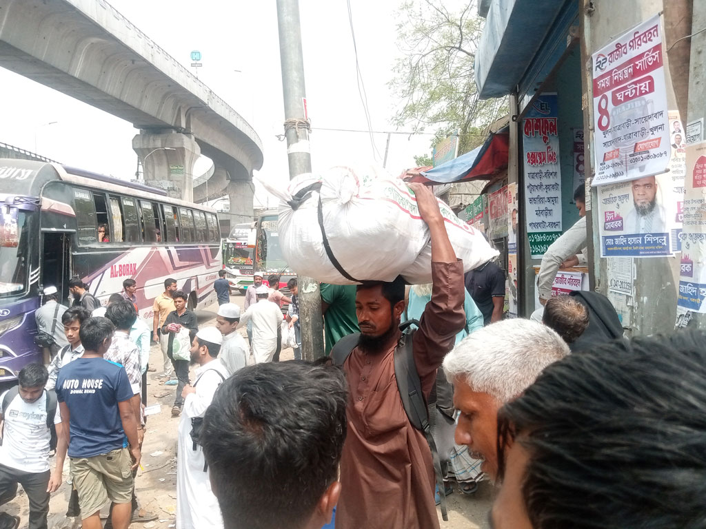বছরের বেশিরভাগ সময় জীবিকার প্রয়োজনে পরিবার থেকে দূরে থাকা মানুষগুলো ঈদ ঘনিয়ে এলেই ছুটে চলেন নাড়ির টানে গ্রামের বাড়ির পথে। সেই ধারাবাহিকতায় শুরু হয়েছে এবারের ঈদযাত্রা। ছবিটি সায়েদাবাদ এলাকা থেকে তোলা। ছবি: ‎জহিরুল আলম পিলু