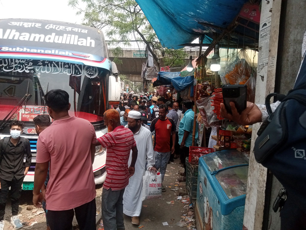 বছরের বেশিরভাগ সময় জীবিকার প্রয়োজনে পরিবার থেকে দূরে থাকা মানুষগুলো ঈদ ঘনিয়ে এলেই ছুটে চলেন নাড়ির টানে গ্রামের বাড়ির পথে। সেই ধারাবাহিকতায় শুরু হয়েছে এবারের ঈদযাত্রা। ছবিটি সায়েদাবাদ এলাকা থেকে তোলা। ছবি: ‎জহিরুল আলম পিলু