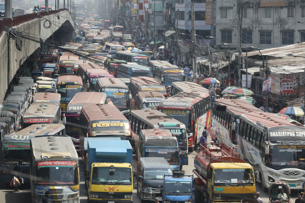 ঢাকা-মাওয়া এক্সপ্রেসওয়ে ও ঢাকা-চট্টগ্রাম মহাসড়কে যানজটের তেমন চিত্র দেখা যায়নি। দূরপাল্লার গাড়িগুলো যথাসময়ে ছেড়ে যাচ্ছে। ছবিটি সায়েদাবাদ এলাকা থেকে তোলা। ছবি: ‎জহিরুল আলম পিলু