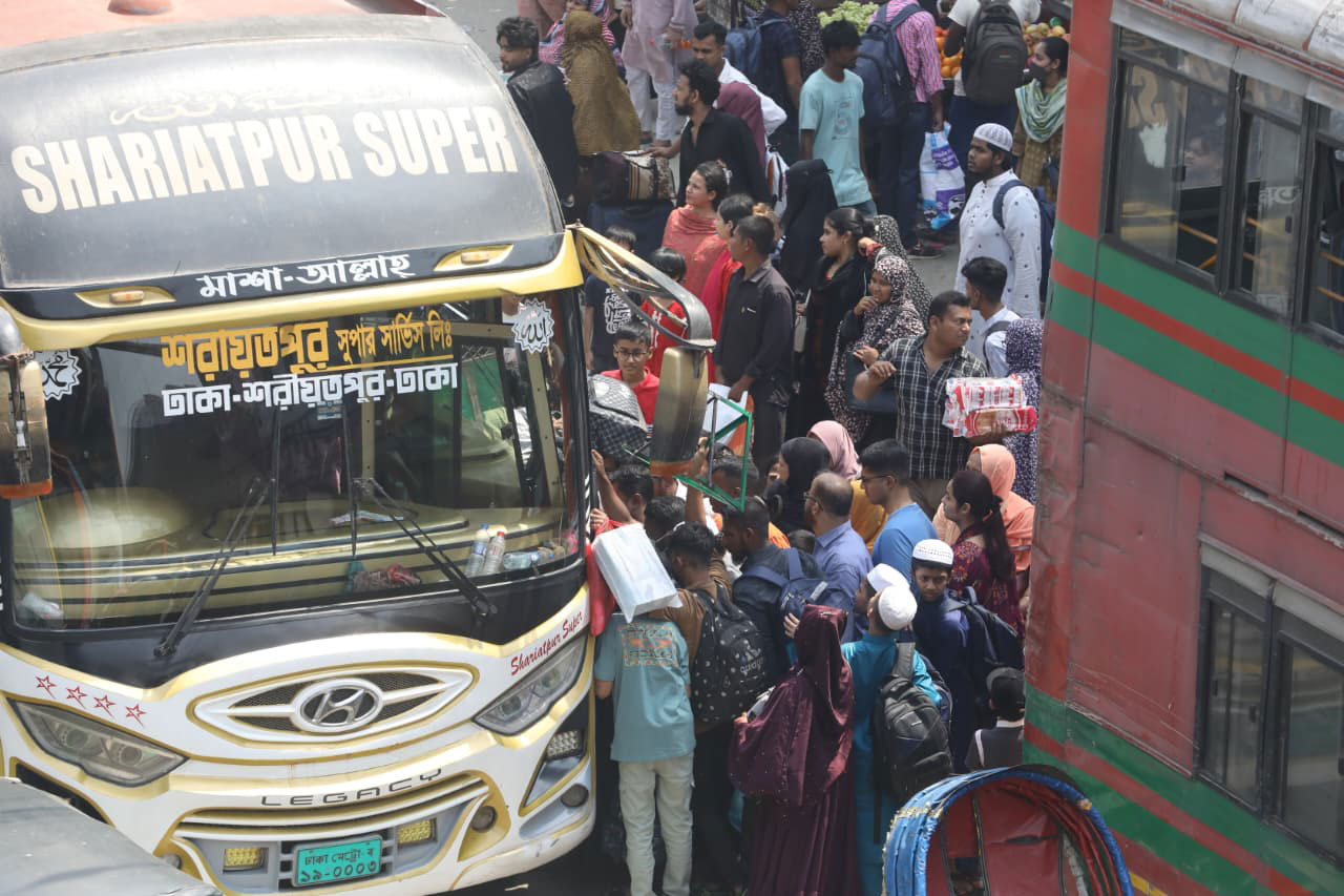 ঈদের ছুটি উপলক্ষে প্রিয়জনদের সঙ্গে সময় কাটাতে রাজধানী ছাড়তে শুরু করেছেন ঘরমুখো মানুষ। সকাল থেকেই সড়কে বেড়েছে যানবাহনের চাপ, বাস কাউন্টারের সামনে দেখা গেছে যাত্রীদের ভিড়। ছবিটি যাত্রাবাড়ী এলাকা থেকে তোলা। ছবি: মেহেদী হাসান