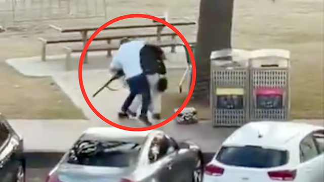 বন্ডাই বিচে হামলাকারীর অস্ত্র কেড়ে নিয়ে প্রশংসায় ভাসছেন পথচারী