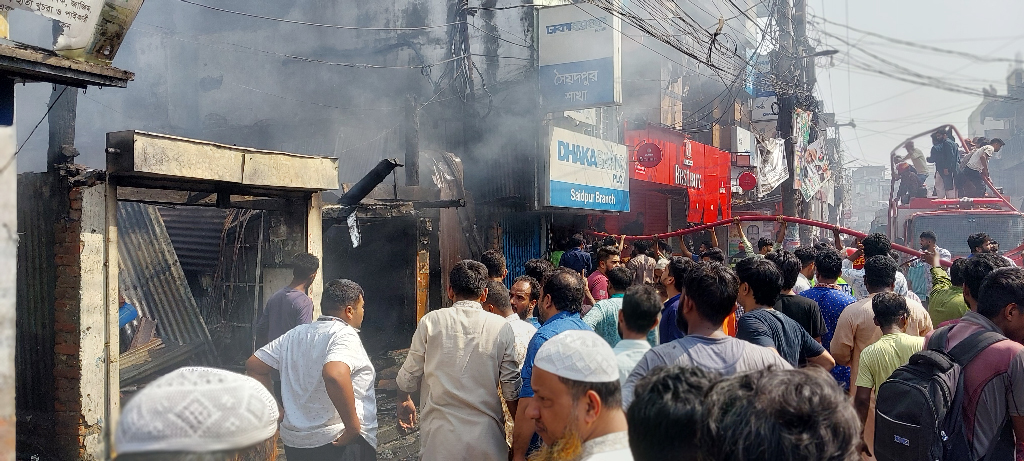 সৈয়দপুরে অগ্নিকাণ্ডে ব্যাংকসহ পুড়ল ২৫ প্রতিষ্ঠান