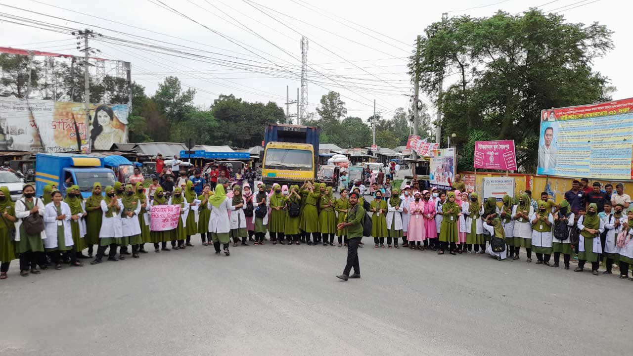 রংপুর-দিনাজপুর মহাসড়ক অবরোধ নার্সিং শিক্ষার্থীদের, তীব্র যানজট