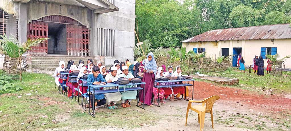 ৫ বছরেও শেষ হয়নি কাজ, মাঠে পাঠদান