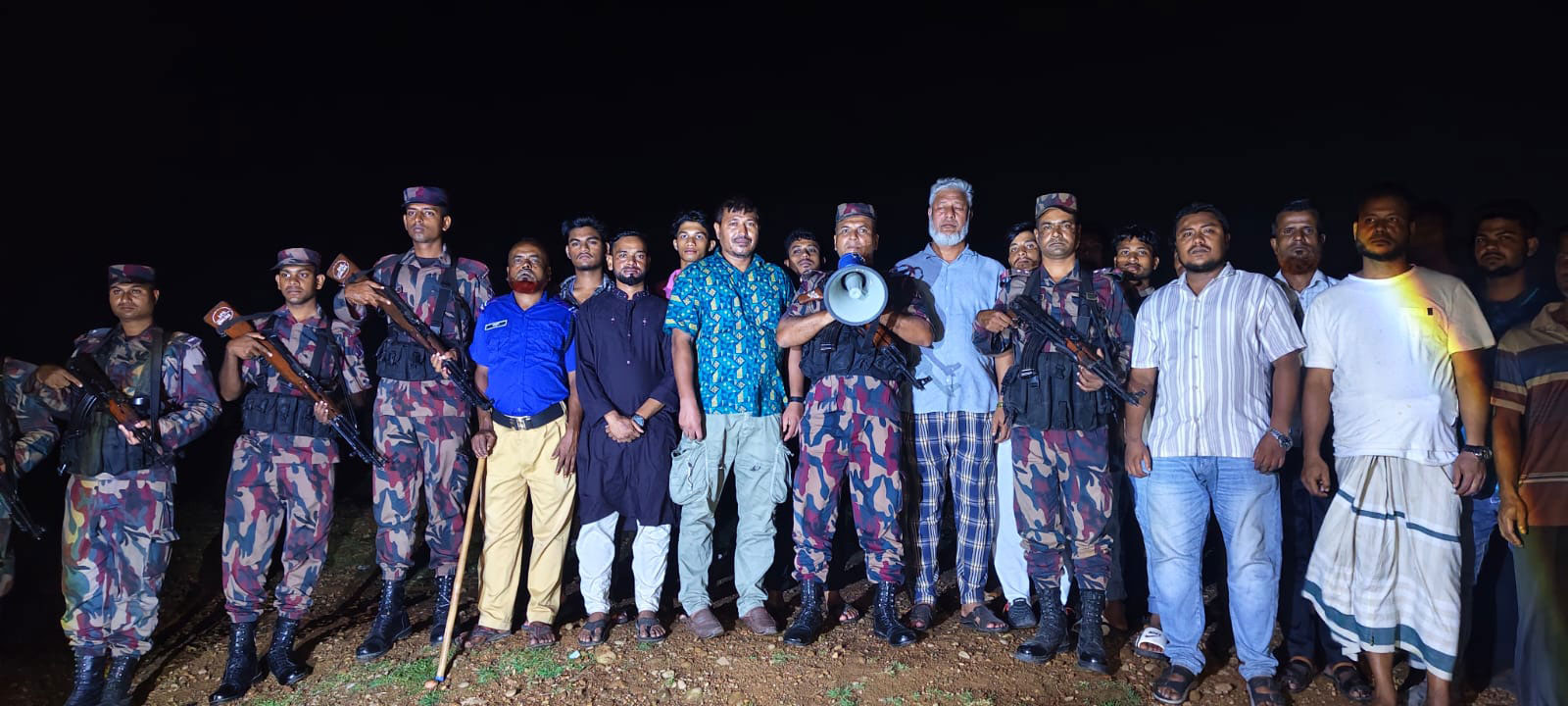 সীমান্ত অপরাধ রোধে জাফলং সীমান্তে বিজিবি-জনসাধারণের যৌথ টহল