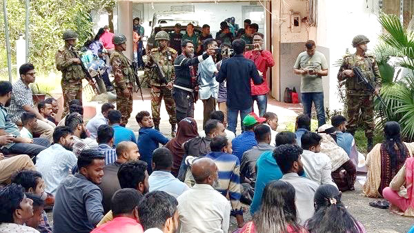 ভিসি কার্যালয়ে এসেছেন, এমন খবরে বেতন বঞ্চিতরা সেখানে অবস্থান নেন। ছবি: আজকের পত্রিকা