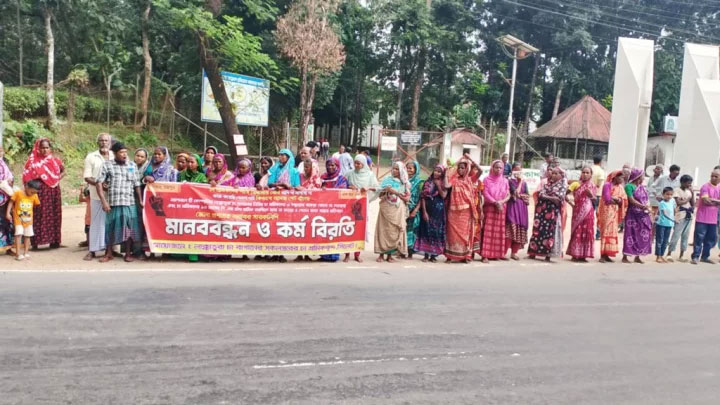 ৭ সপ্তাহের বকেয়া বেতনের দাবিতে চা-শ্রমিকদের কর্মবিরতি