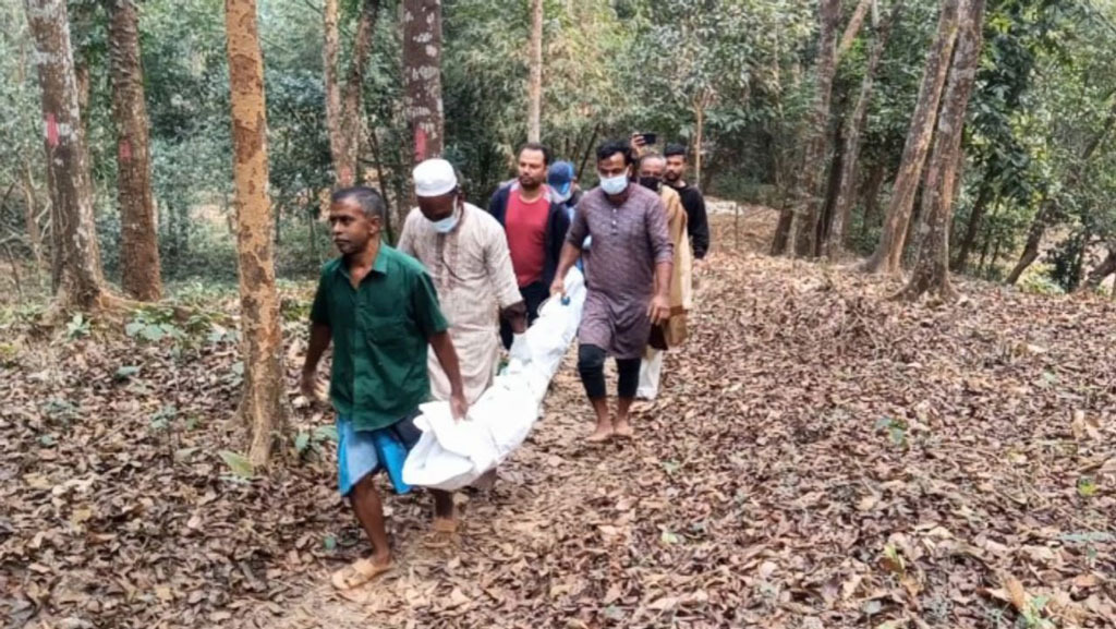 কবর থেকে সানি আহমদের লাশ তোলা হয়। ছবি: সংগৃহীত