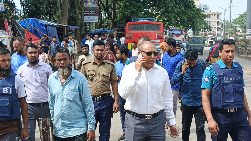 সিলেট রেলস্টেশনের অবৈধ স্থাপনা উচ্ছেদ