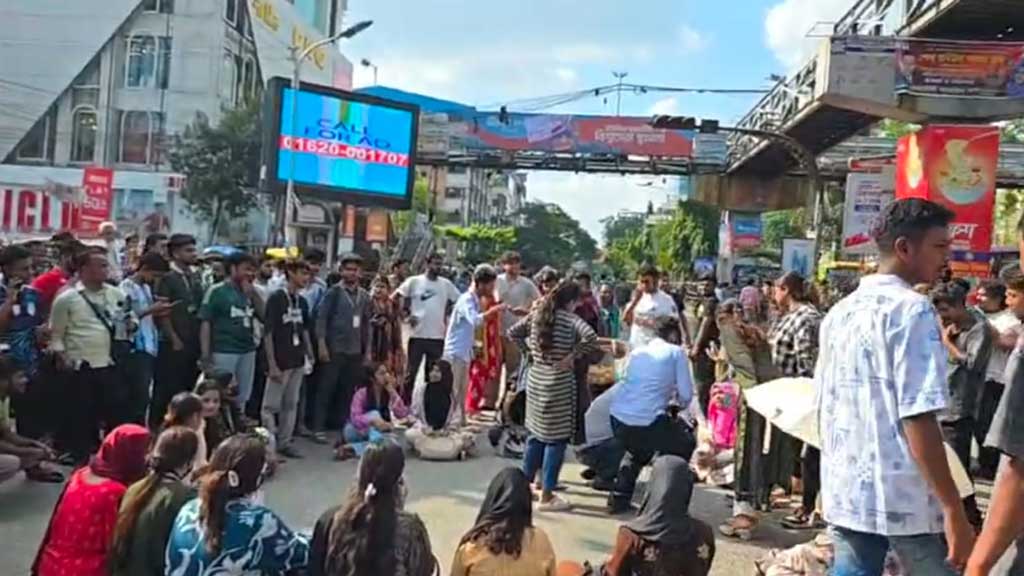 শিক্ষামন্ত্রীর পদত্যাগ দাবিতে ফের সায়েন্স ল্যাব মোড়ে শিক্ষার্থীদের বিক্ষোভ