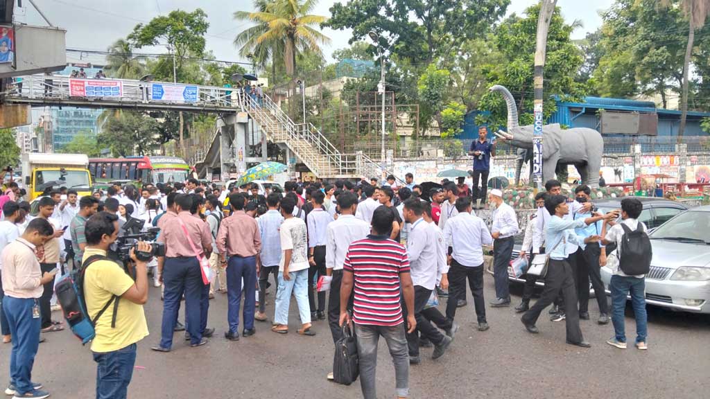 সায়েন্স ল্যাব ছেড়ে সচিবালয়ের পথে একদল পরীক্ষার্থীর লংমার্চ