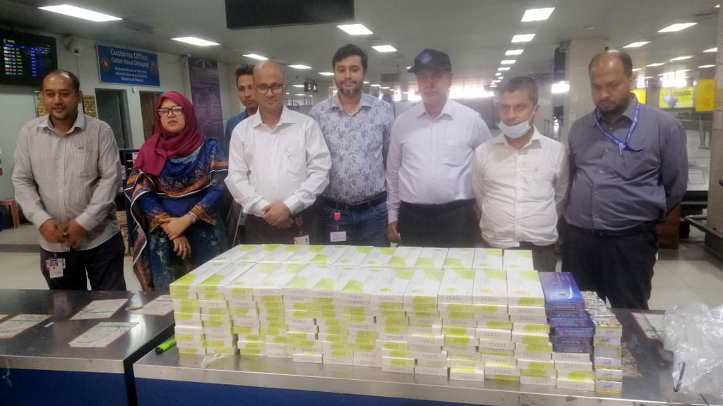 চট্টগ্রাম বিমানবন্দরে দুবাই থেকে আনা যাত্রীর সিগারেট-মোবাইল ফোন জব্দ