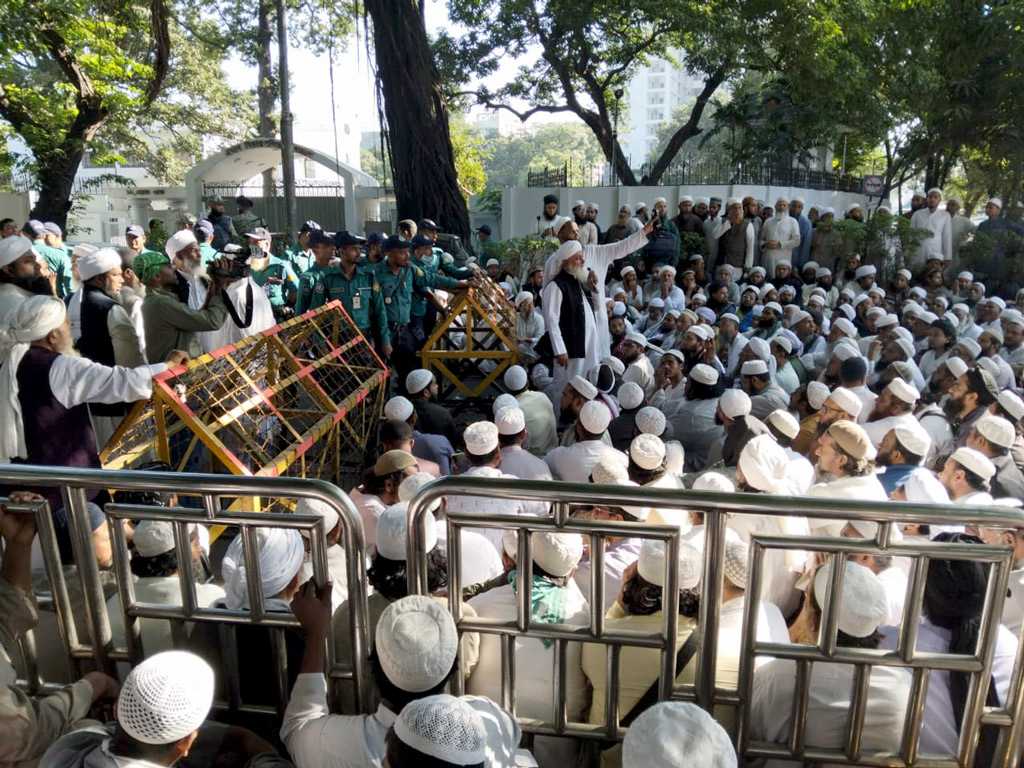 প্রধান উপদেষ্টাকে স্মারকলিপি দিয়ে সড়ক ছাড়লেন তাবলীগের সাদপন্থীরা