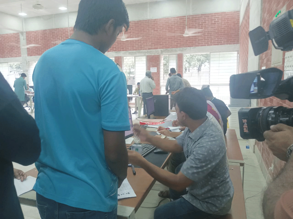তাজউদ্দীন হলে ভোট গ্রহণ সাময়িক বন্ধ, শিক্ষার্থীদের ক্ষোভ