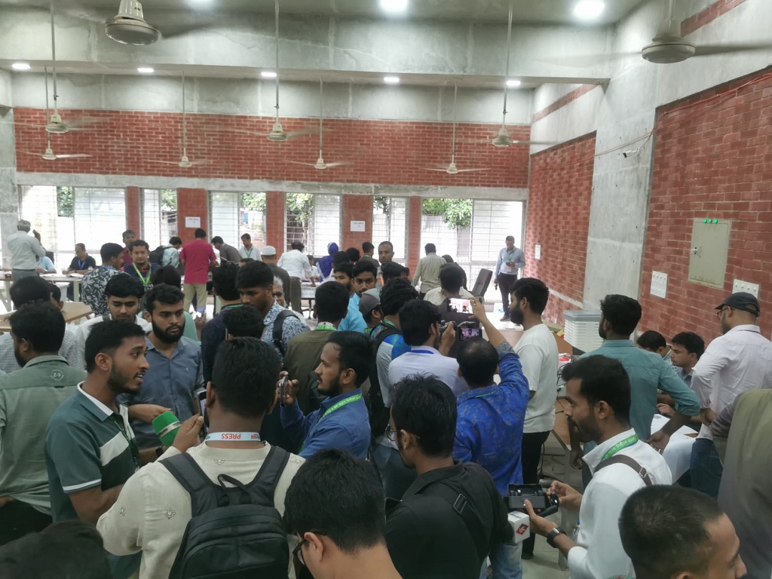 অনিয়মের অভিযোগে এক হলে এক ঘণ্টা ভোটদান বন্ধ