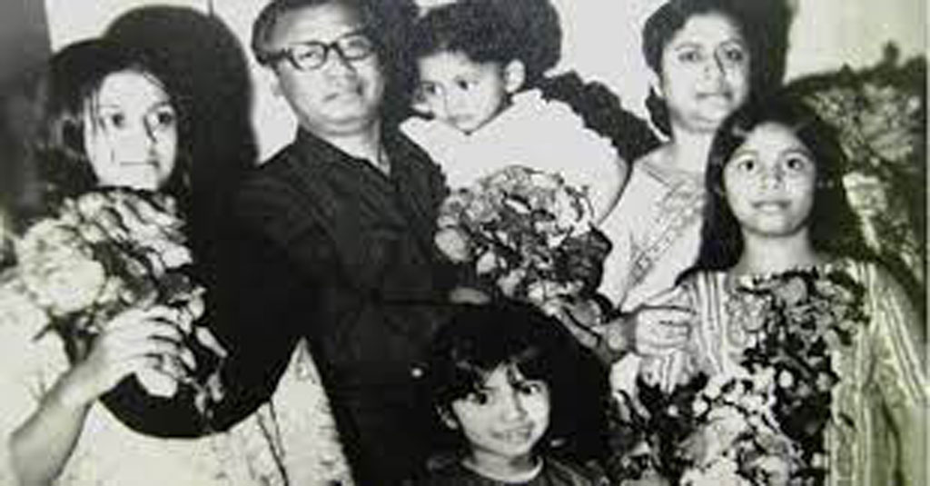 বাবার কোলে ছোট সোহেল তাজ। ছবি: সংগৃহীত